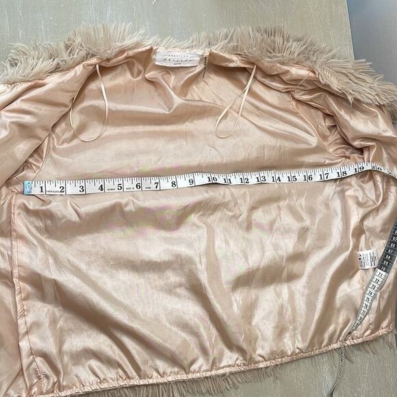 American Threads faux fur cropped bell sleeve jacket - Picture 9 of 9